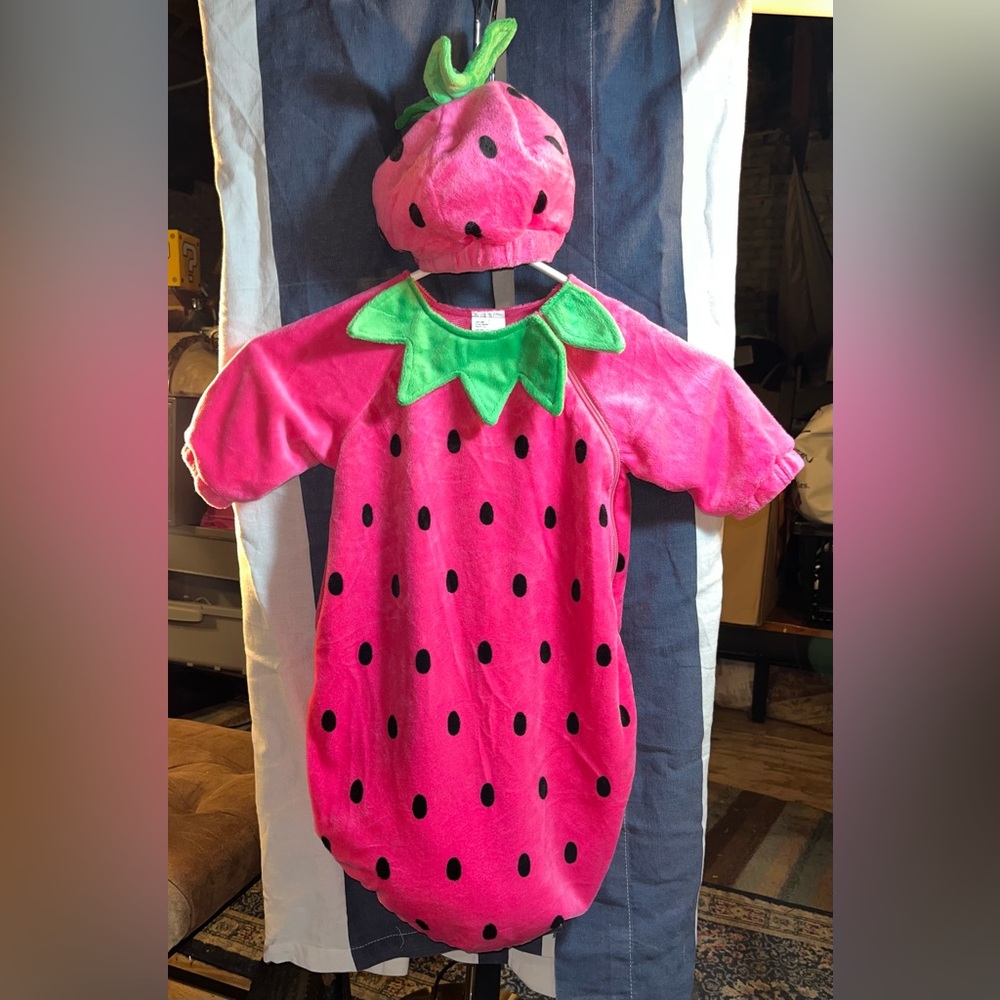 Infant strawberry costume 0-6 mo Halloween baby pink cute 🍓